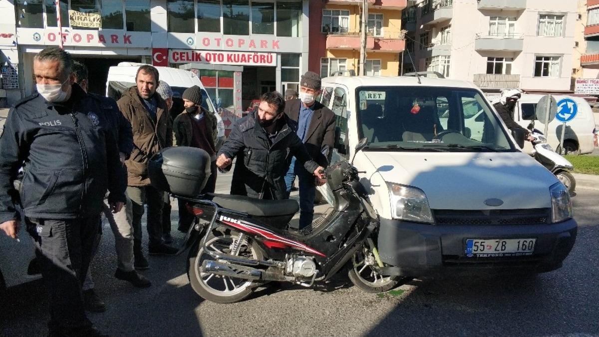 Samsun&rsquo;da motosiklet hafif ticari ara&ccedil;la &ccedil;arpıştı: 1 yaralı