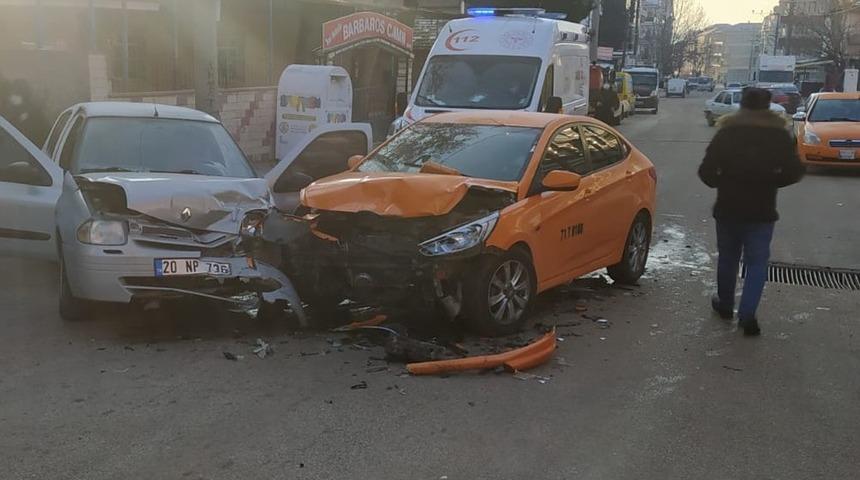 Ticari ara&ccedil;la otomobil &ccedil;arpıştı: 1&rsquo;i &ccedil;ocuk 4 yaralı