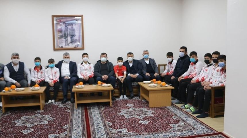 Tunç ve Kabakcı, Güreş Eğitim Merkezi’nde sporcular ile bir araya geldi