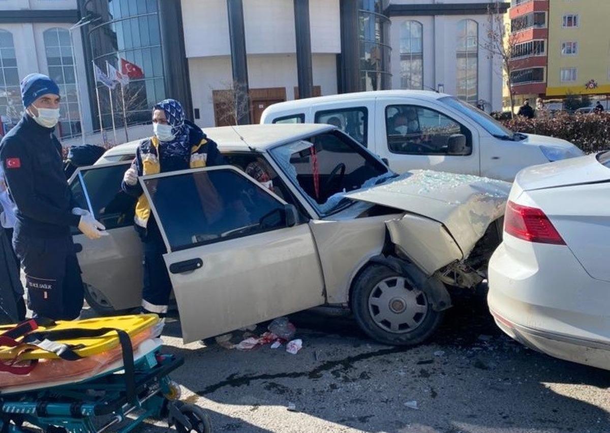 Kırmızı ışıkta bekleyen otomobile arkadan &ccedil;arptı, 3 yaralı