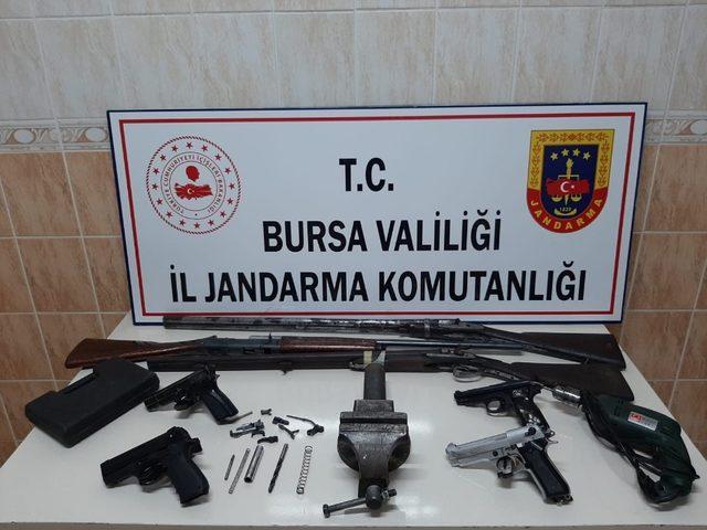 Kurusıkı tabancaların namlusunu açıp ticaretini yapan şahsa jandarma darbesi