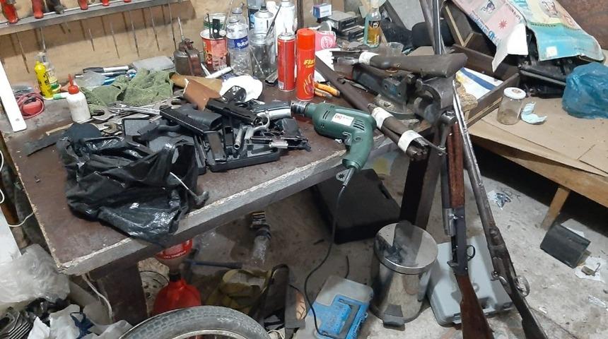 Kurusıkı tabancaların namlusunu a&ccedil;ıp ticaretini yapan şahsa jandarma darbesi