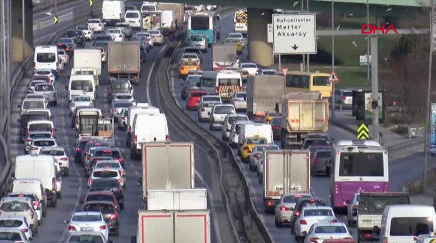 İstanbul'da yol durumu! Sokağa &ccedil;ıkma kısıtlaması &ouml;ncesi trafik yoğunluğu y&uuml;zde 75'i aştı