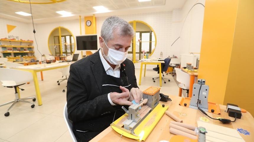 &Ouml;ğretmen ve &ouml;ğrencilere teknolojide tam destek