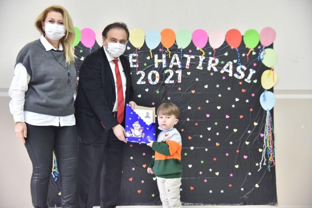 Minik &ouml;ğrenciler karnelerini Başkan Şahin&rsquo;den aldılar