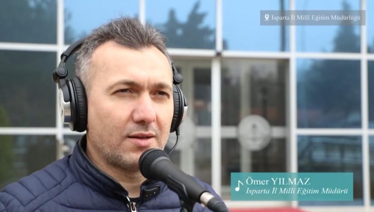 Isparta&rsquo;da İl Milli Eğitim M&uuml;d&uuml;r&uuml; otizme dikkat &ccedil;ekmek i&ccedil;in kamera karşısına ge&ccedil;ip, şarkı s&ouml;yledi