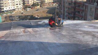 Çatıda mahsur kaldı, itfaiye yardımına koştu