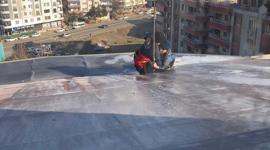 Çatıda mahsur kaldı, itfaiye yardımına koştu