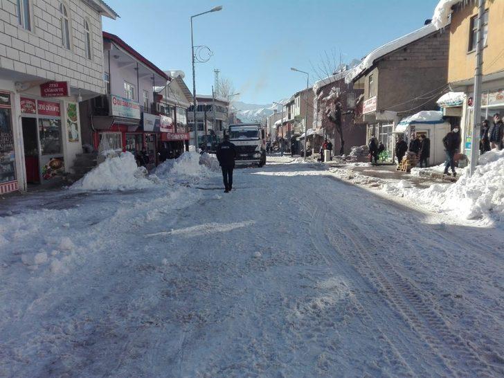 Ekipler zorlanınca devreye kar küreme aracı girdi G2