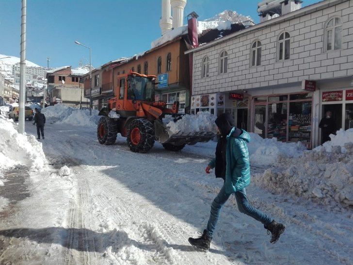 Ekipler zorlanınca devreye kar küreme aracı girdi G3