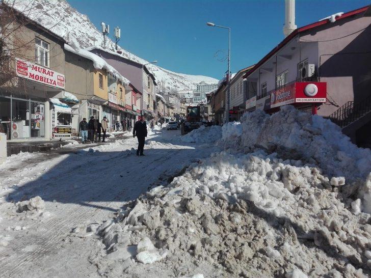 Ekipler zorlanınca devreye kar küreme aracı girdi G4