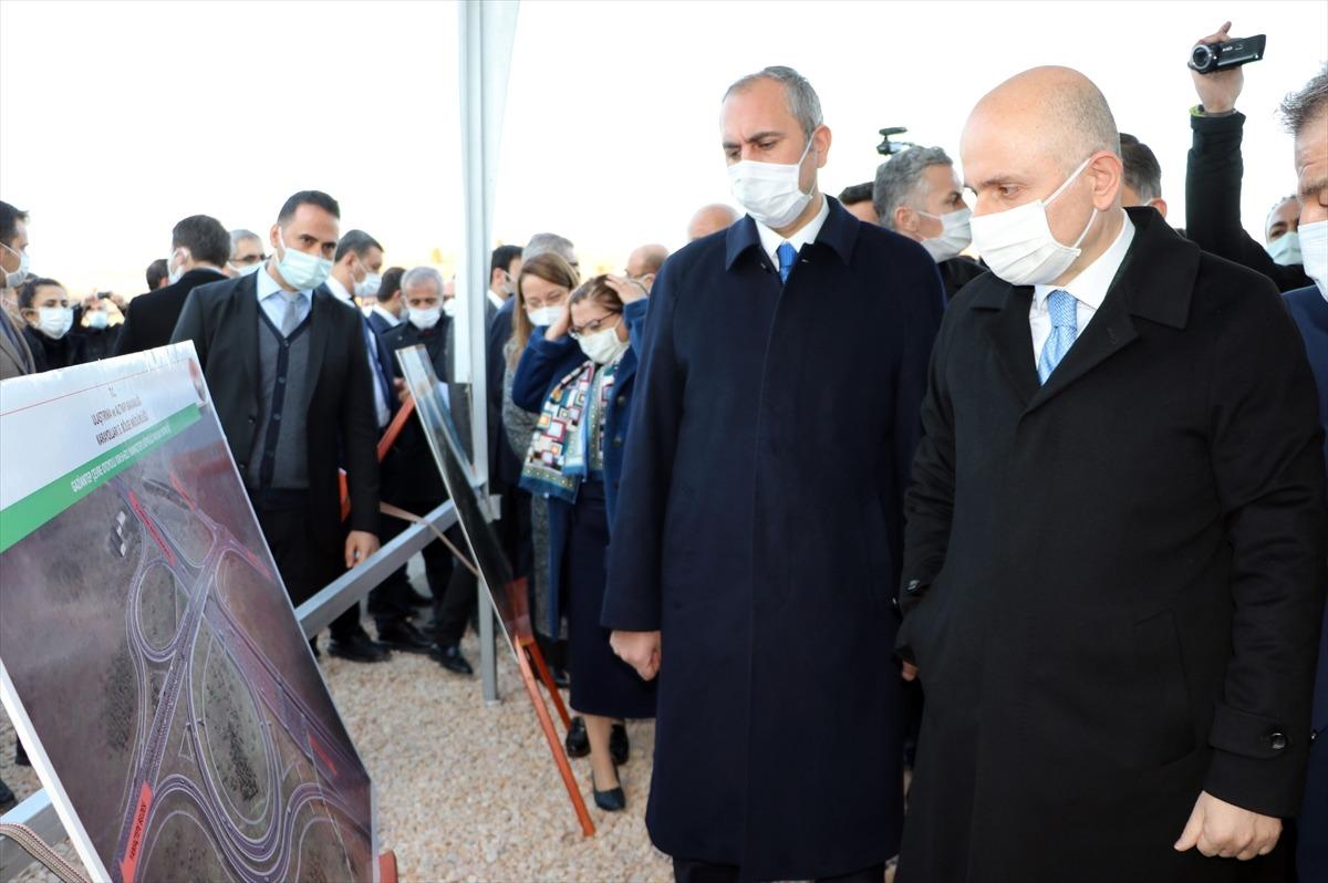 Bakanlar Karaismailoğlu ve G&uuml;l, Gaziantep'te karayolu şantiyesinde inceleme yaptı