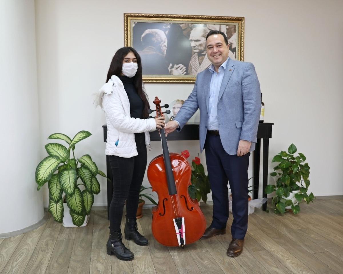 Başkan Dutlulu, gen&ccedil; kızın &ccedil;ello hayalini ger&ccedil;ekleştirdi