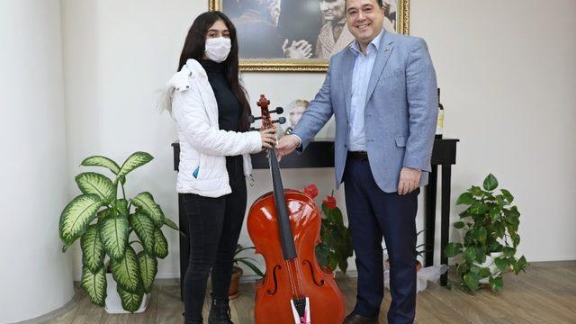 Başkan Dutlulu, genç kızın çello hayalini gerçekleştirdi