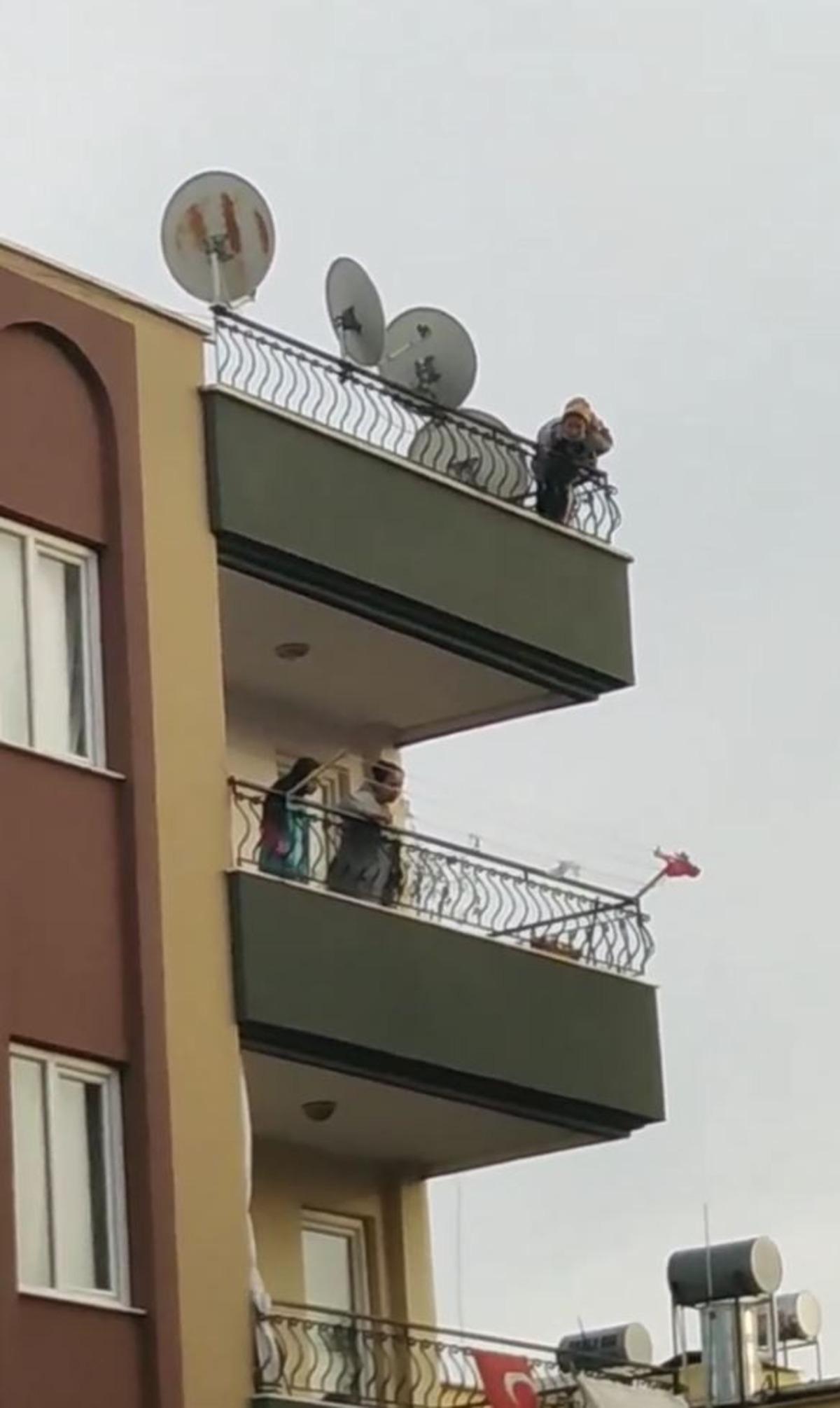 &Ccedil;atıda intihara teşebb&uuml;s eden gen&ccedil; kadının polis tarafından yakalanma anı kamerada