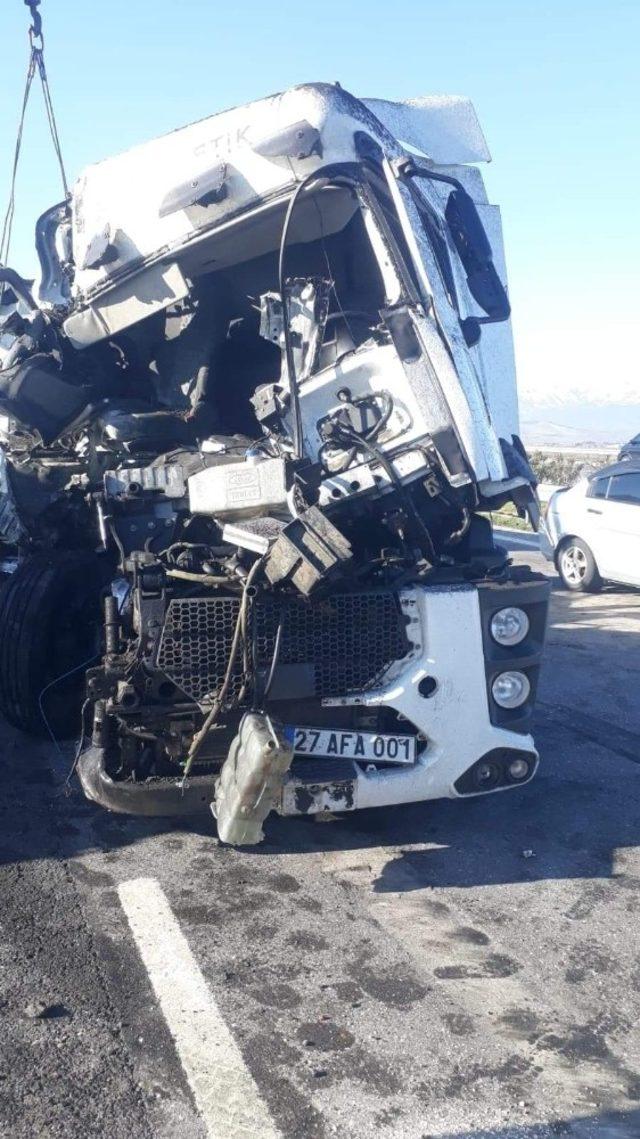 Nurdağı’nda iki tır çarpıştı, karayolu tır parkına döndü