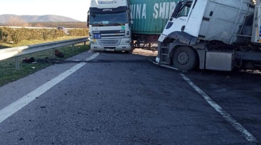 Nurdağı&rsquo;nda iki tır &ccedil;arpıştı, karayolu tır parkına d&ouml;nd&uuml;