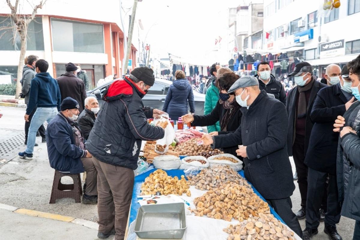Soyer &ccedil;ifti, pazar alışverişini Bayındır &uuml;reticisinden yaptı