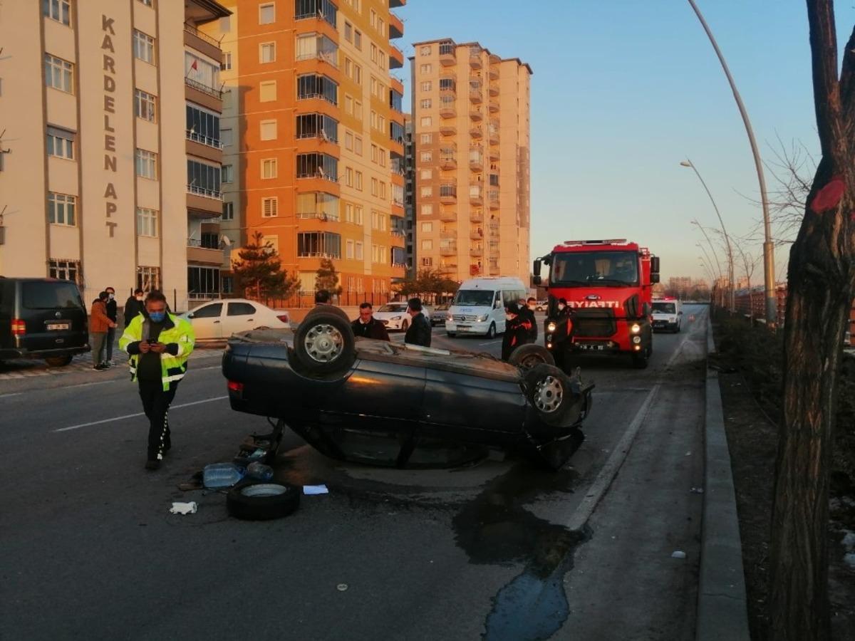 Kontrolden &ccedil;ıkan otomobil ağaca &ccedil;arpıp takla attı: 2 yaralı