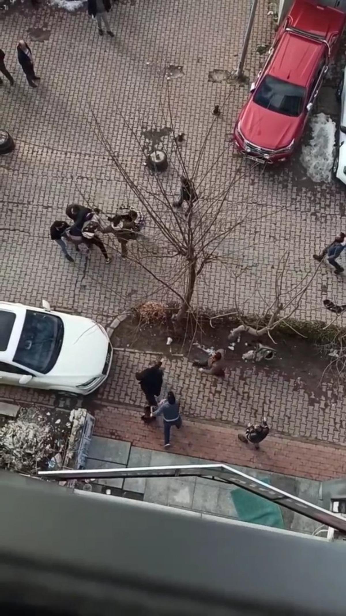 Yumrukların havada u&ccedil;uştuğu kavga kameraya yansıdı