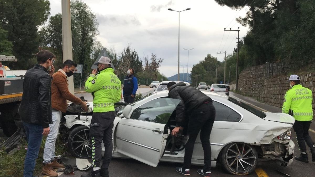 Yağmurun kayganlaştığı yolda elektrik direğine &ccedil;arptı