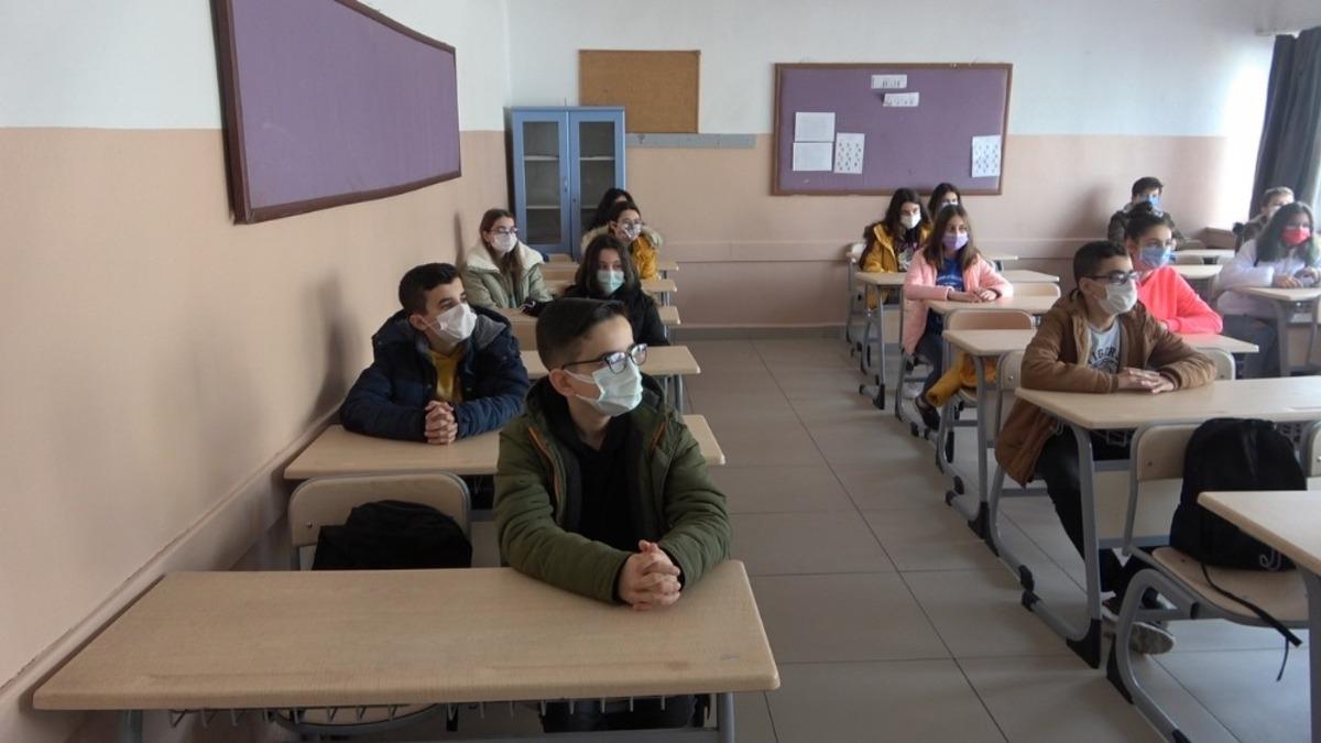 8. ve 12. sınıflar i&ccedil;in isteğe bağlı y&uuml;z y&uuml;ze eğitim başladı