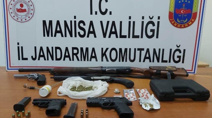 Jandarmadan uyuşturucu baskını: 5 g&ouml;zaltı