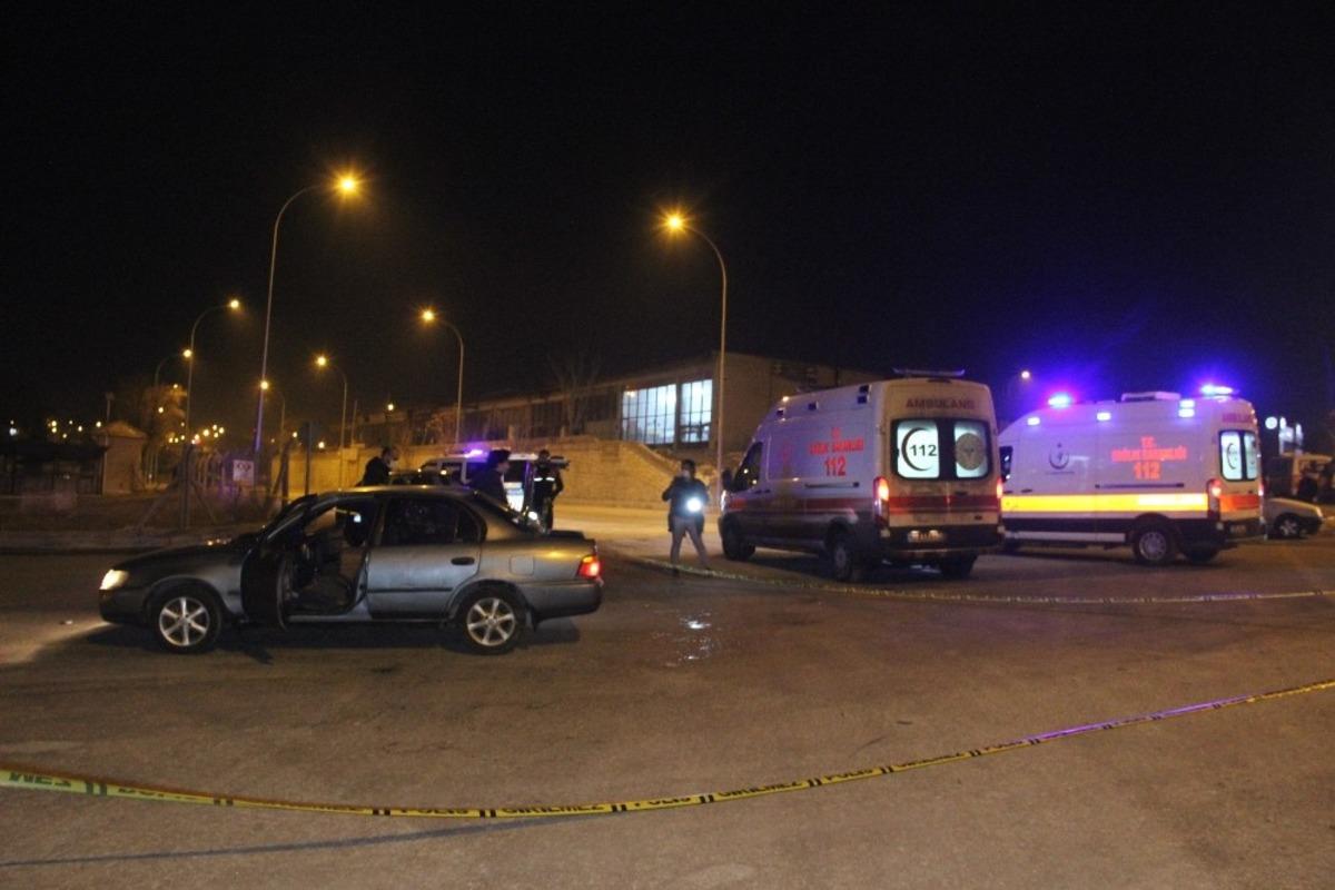 Karaman&rsquo;da ara&ccedil;larının &ouml;n&uuml; kesilen 2 kişi darp edilerek yaralındı