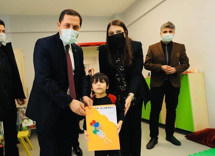 Vali Masatlı ve eşi minik öğrencilerin karne sevincine ortak oldu G1