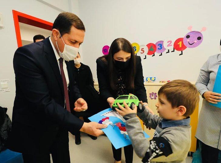 Vali Masatlı ve eşi minik öğrencilerin karne sevincine ortak oldu G2