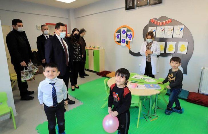 Vali Masatlı ve eşi minik öğrencilerin karne sevincine ortak oldu G3