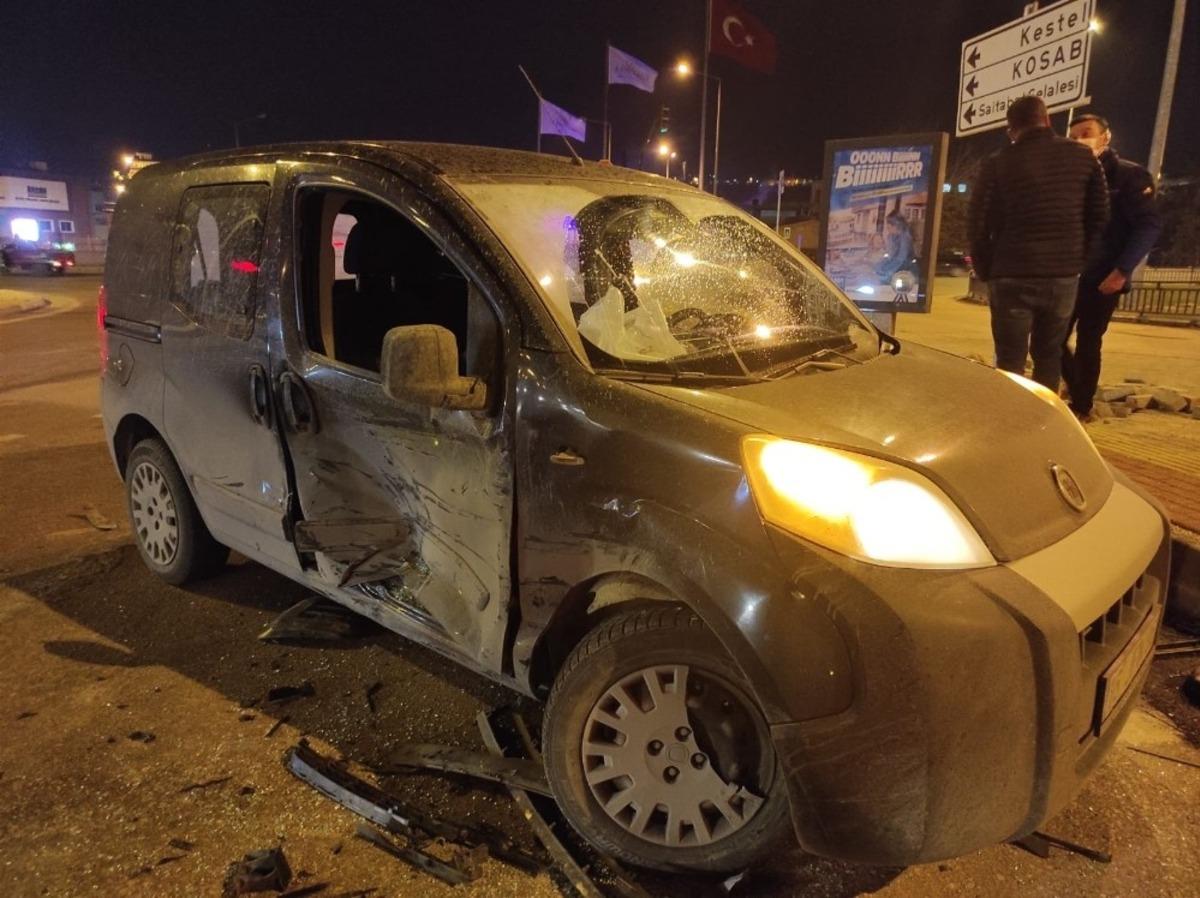 Kırmızı ışık ihlali kazaya neden oldu: 1 yaralı