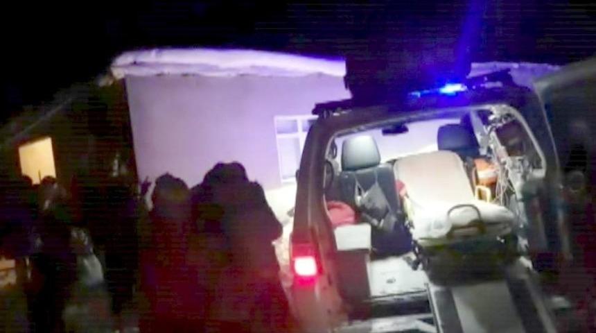 Siirt’te kar yolları kapattı, hamile kadın için ekipler seferber oldu