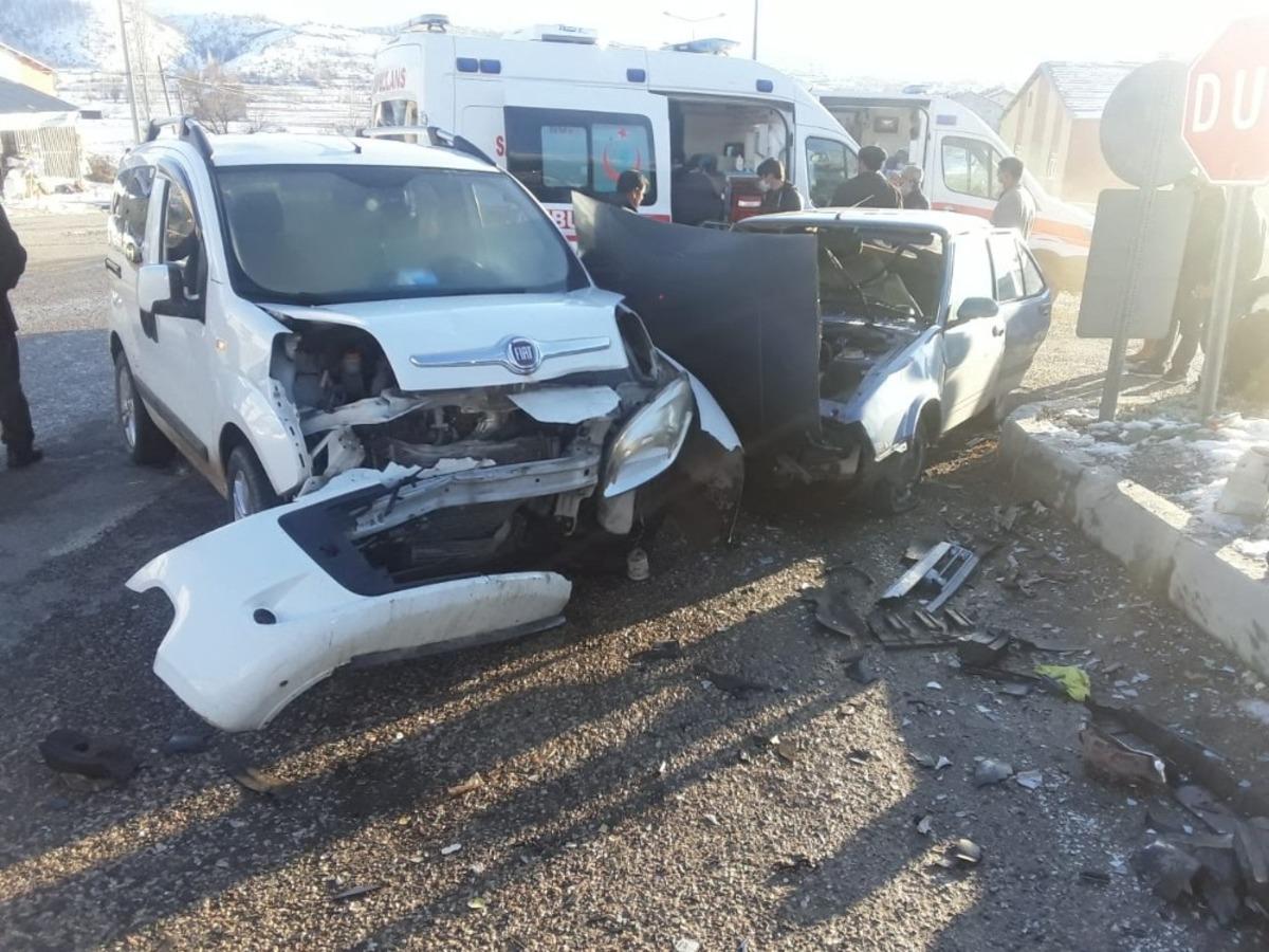 &Ccedil;elikhan&rsquo;da iki ara&ccedil; &ccedil;arpıştı: 4 yaralı