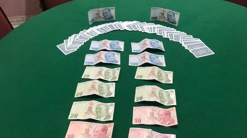 Sosyal mesafeyi hi&ccedil;e sayıp kumar oynayanlara ceza yağdı