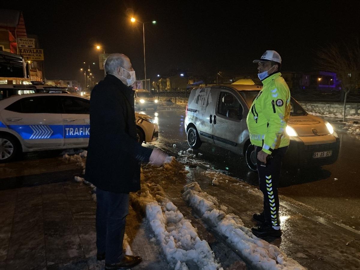 Kısıtlamayı ihlal eden s&uuml;r&uuml;c&uuml; "Arabamı almayın kurban olayım" diye yalvardı