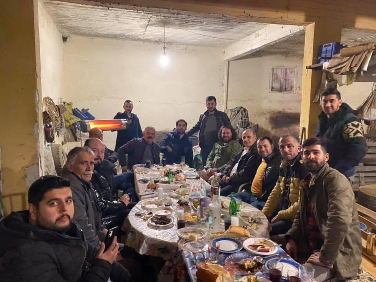 G&uuml;n Belediye Başkanı&rsquo;nın doğum g&uuml;n&uuml; olunca sosyal mesafe ve yasaklar ortadan kalktı