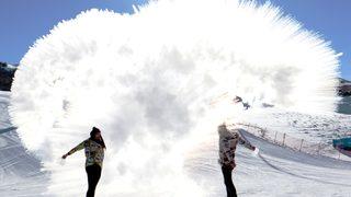 Palandöken'de havaya atılan sıcak su anında buz oldu