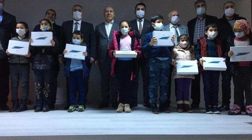 İzollu Vakfı&rsquo;ndan eğitime 100 tablet desteği