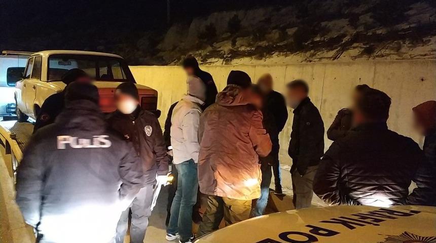 Sokağa &ccedil;ıkma yasağını ihlal edip yakalanacağını anlayınca uyuşturucu aparatlarını ara&ccedil;tan aşağı attılar