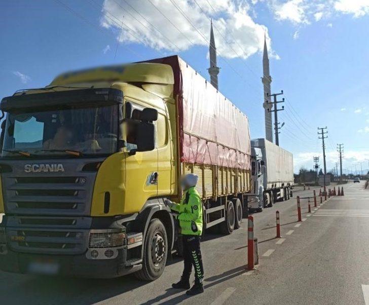 Burdur’da 3 günde 48 araç  trafikten men edildi, 87 araç sürücüsüne ceza uygulandı G2