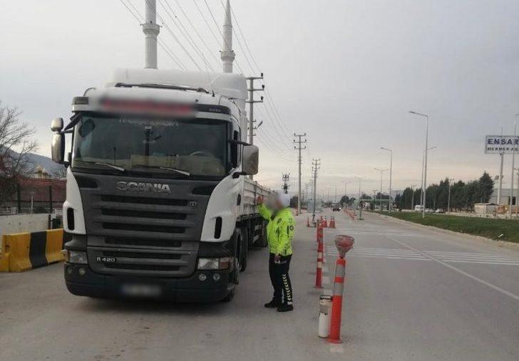 Burdur’da 3 günde 48 araç  trafikten men edildi, 87 araç sürücüsüne ceza uygulandı G4