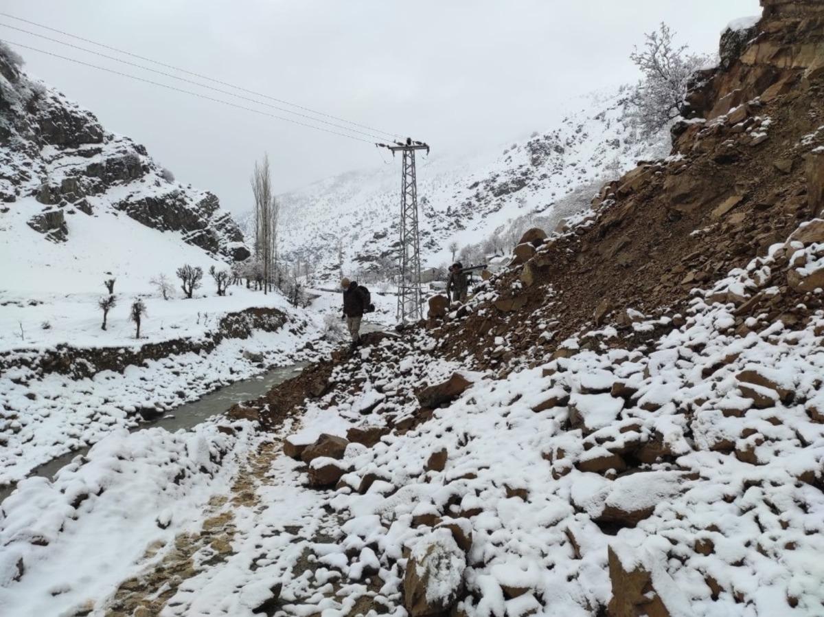 Heyelan 27 k&ouml;ye ulaşımı kapattı, ekiplerin 6 saatlik &ccedil;alışması ile yol yeniden a&ccedil;ıldı