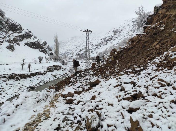 Heyelan 27 köye ulaşımı kapattı, ekiplerin 6 saatlik çalışması ile yol yeniden açıldı G1