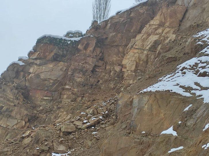 Heyelan 27 köye ulaşımı kapattı, ekiplerin 6 saatlik çalışması ile yol yeniden açıldı G2