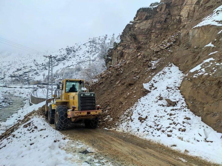 Heyelan 27 köye ulaşımı kapattı, ekiplerin 6 saatlik çalışması ile yol yeniden açıldı G4