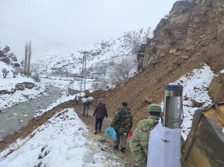 Heyelan 27 köye ulaşımı kapattı, ekiplerin 6 saatlik çalışması ile yol yeniden açıldı G5