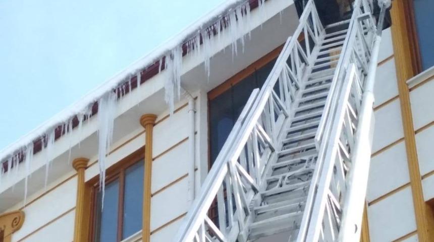 İtfaiyeden sarkıt buz seferberliği