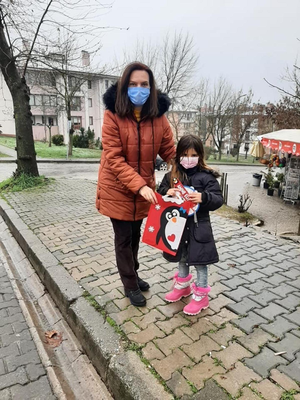 &Ouml;ğrencileri okula gelmeyince karnelerini evlere dağıttı
