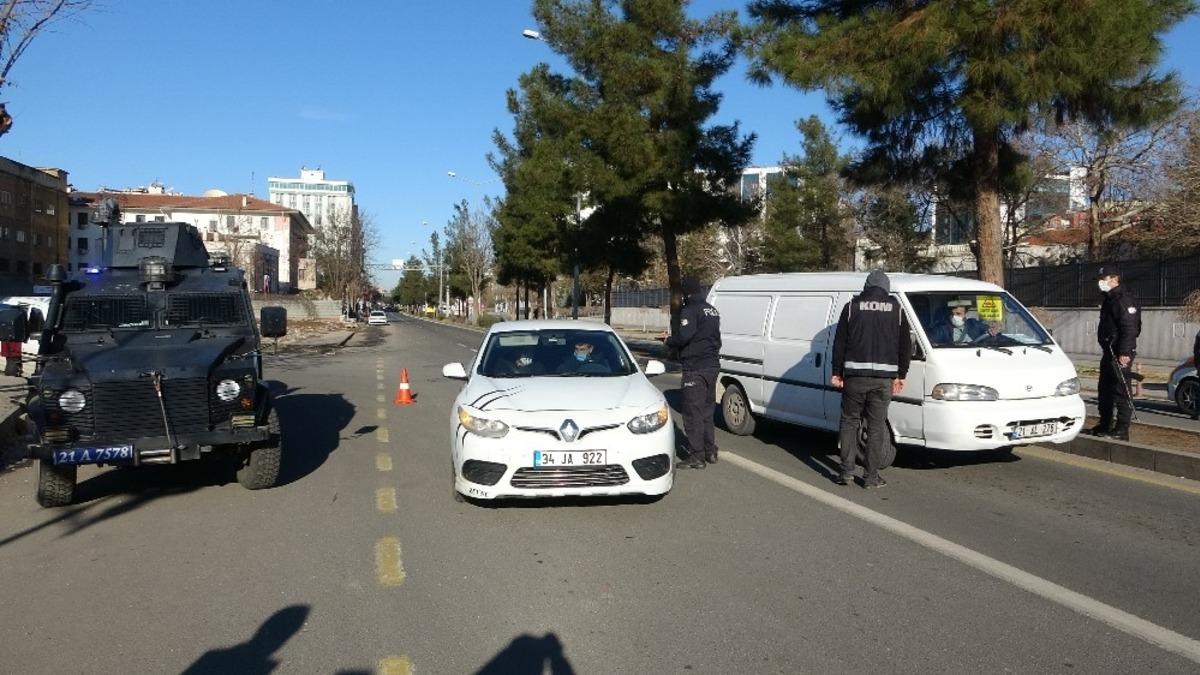 Diyarbakır, sokağa &ccedil;ıkma kısıtlamasının ilk g&uuml;n&uuml;nde sessizliğe b&uuml;r&uuml;nd&uuml;